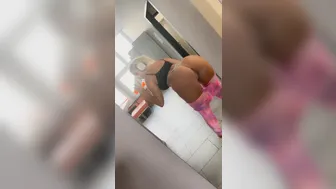 Chaturbate heyskylar aka amanda.ries onlyfans show what between her legs