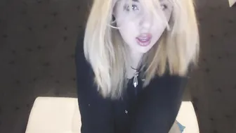 alisoncraft  Fingering her pussy