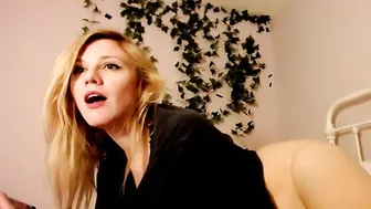 VeronicaChaos Cute blond sterlet dabbles with a dildo