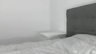 msskate2 Dark skinned lady gently jerks her pussy