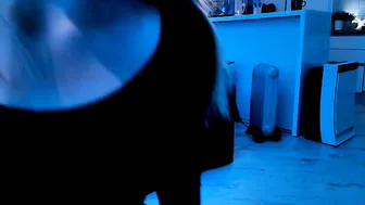 wondervera Slender chick sucks penis gentleman