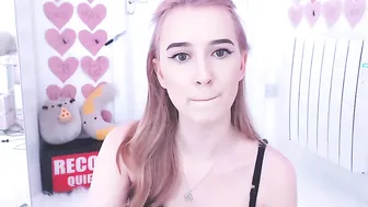 kitten_sophie Naughty babe puts big tits