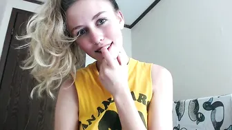 Oddrosebud A nice babe kneads her cunt