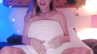 nikiskyler_ gets an orgasm from jerking