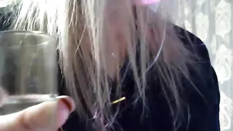 mila783 web model fucks herself with a dildo