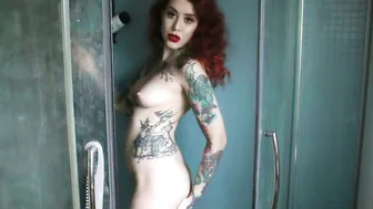 Roomorgue cutie rubs nipples