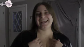 Sarah Rae gently pushes the toy in her pussy