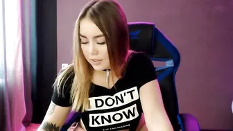 Kellylly chic babe hammering both holes