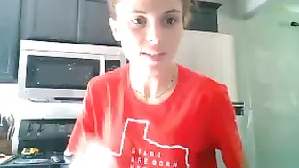 le_lea manyvids lustful bitch jerks off her friend's pussy