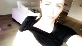 Sophie Dee busty wench cums after handjob