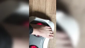 Ella Jolie onlyfans Loving this to massage out my sore feet 2019-05-04