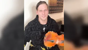 iamthmpsn_August Taylor covered in cake_8903532