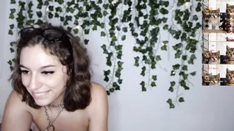 issyeden chaturbate charming courtesan jerks pussy with dildos