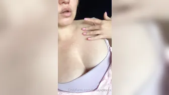 lanajadexxx 04.10.2020  6 Thinking about flashing those men at the beach...