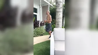 wydesyd 6-01-2020-17.93.3615-King Noire has to do a double-take when he's jogging