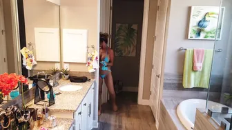 deauxma 1.70.7202 82.32.5817 Video My new girlfriend Ms Anzee and I trying on bikinis