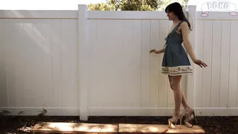 Echo Noir dancing naked and pulling pussy