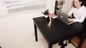 Echo Noir babe cums off toys