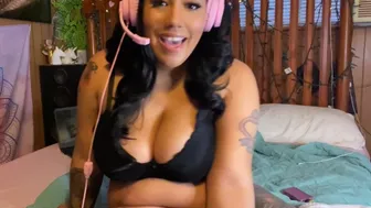 Fatblacknerdy Chubby-Gamer-Girl-cums-while-playing-COD