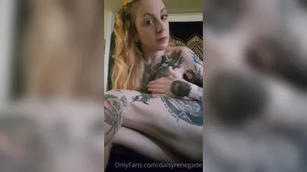 daisyrenegade 14 11 2020 1255824775 Morning play time before I get up. Doesn't the day