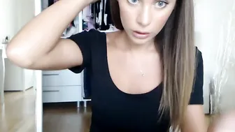 diva_kitty  Raised her leg and showed her holes