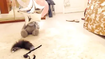 alissonfay18  Sticks his finger in his pussy