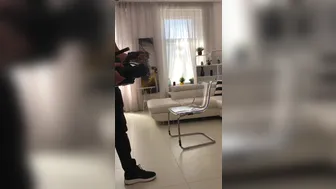 floranerussell 01 05 2019 6425687 second behind scene from LP