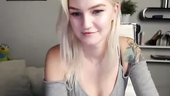 francescca20  camhooker masturbates