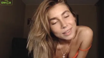 moanamo bright slut fucks pussy