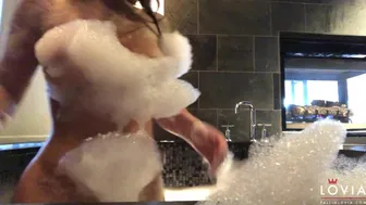 eva lovia_5c30d57ab5944