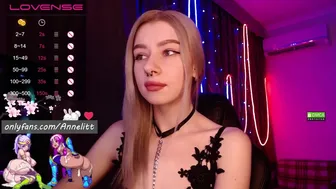 Annelitt соблазняет зрителей на приватное шоу