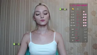 Sweetgirl знойная курва ласкает свои промежности