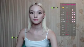 Sweetgirl трахает себя перед вебкой