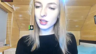 MissFentasy1 потекла от лаские своей пилотки