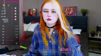 LanaLoy вертит выбритыми дырочками в чате