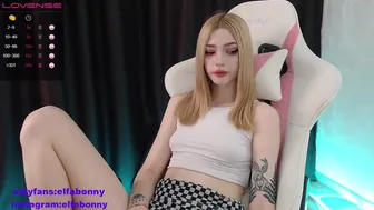 elfobonnyy играет с своей влажной дырочкой