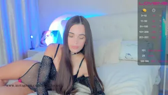 Deva23 жарит свою влажную пилотку пальчиком