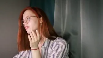 MILIKY подрочила и трахнула свою бритую киску