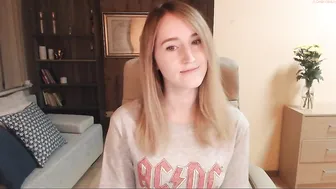 laila_lorenn  Fucks her self pussy for tokens