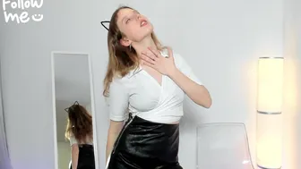 p_love_ onlyfans  Busty young whore sucks a toy