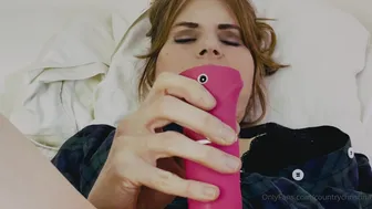 countrychristina  onlyfans  amazing girl masturbates in the bath