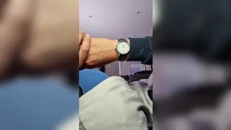 tommiejobabe onlyfans Shy babe pulls shaved pussy