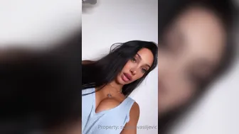 Scarlet Silva onlyfans Juicy chick fucks herself in cunt