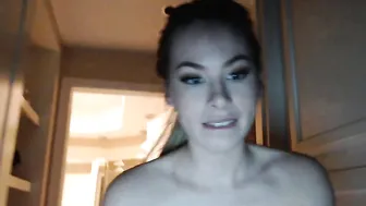 circebubbly  Turns her ass in front of the camera