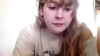 lilbellari  Fingering her clit