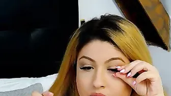 samysamsamx  Plays with her crocheted holes